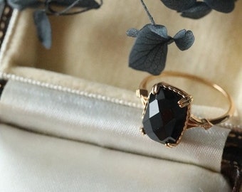 Name gravierter schwarzer Onyx Goldring, schwarzer Onyx-Halskette, Art-Deco-Vintage-Stil-Ring, schwarzer Onyx-Ohrringe, benutzerdefinierter Initialengravurring