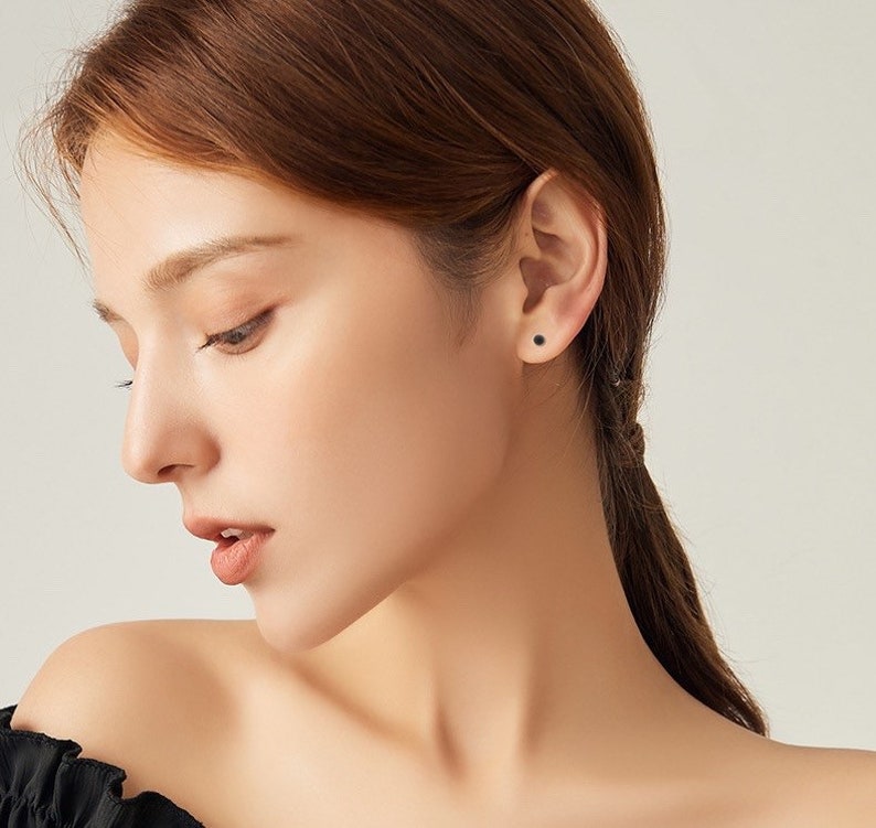 Petits clous d'oreilles plats ronds, clous d'oreilles en argent sterling clair, petite boucle d'oreille dormant, clou d'oreille plat rond noir image 3