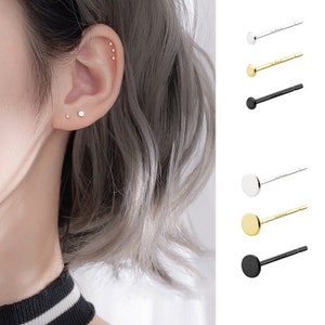 Tiny Flat Round Studs oorbellen, Lichte sterling zilveren studs, slapen in kleine Stud Earring, Flat Round Black Stud afbeelding 9