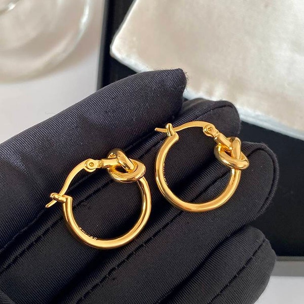 Zierliche Knot Gold Hoop, schlichte Knot Gold Hoop, minimalistische Gold Huggie Ohrringe, Hoop Größe 2cm, Ohrringe für sie, 3A