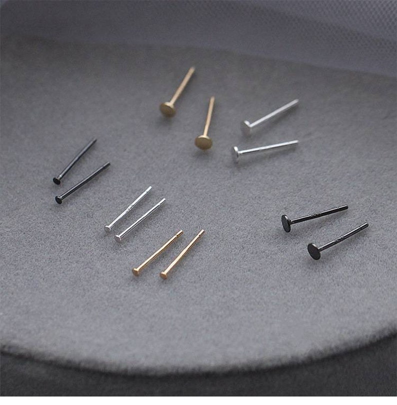 Tiny Flat Round Studs oorbellen, Lichte sterling zilveren studs, slapen in kleine Stud Earring, Flat Round Black Stud afbeelding 3