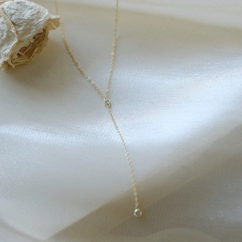 Zierliche Lariat-Halskette aus 14K Gold, Y-Halskette aus Sterlingsilber mit CZ-Stein, zierliche lange Goldhalskette, zarte Brauthalskette Bild 3