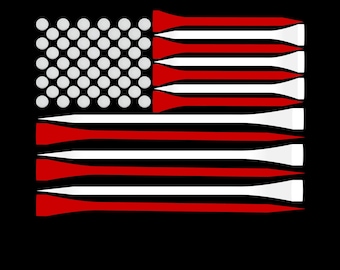 Op de afbeelding: Een Amerikaans vlagontwerp gemaakt met golftees en golfballen. De vlag is rood, wit en blauw. De sterren zijn gemaakt van golfballen en de strepen zijn gemaakt van golftees.