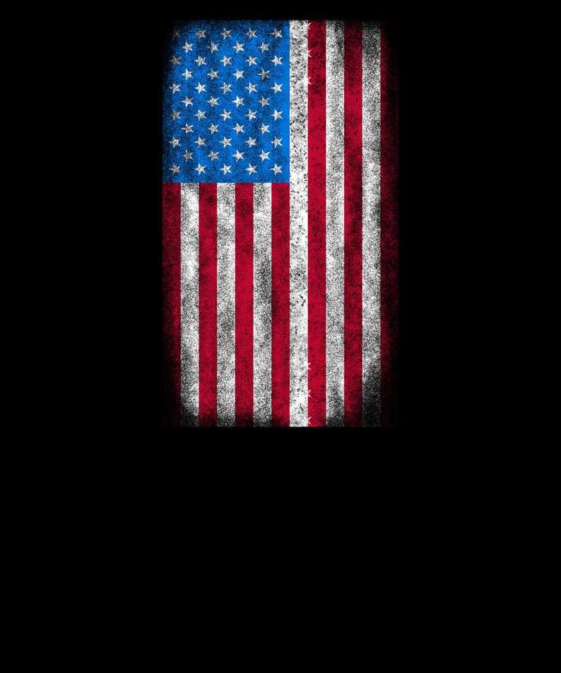 Puede incluir: Una bandera estadounidense desgastada con rayas rojas y blancas y estrellas azules sobre un fondo negro.