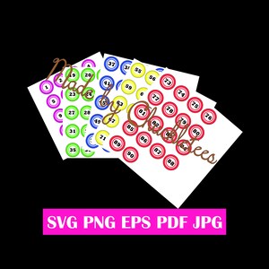 Puede incluir: Un conjunto de fichas de bingo de colores con los números del 1 al 90. Las fichas están dispuestas en filas sobre un fondo blanco. Las fichas son rojas, amarillas, azules, verdes y moradas.