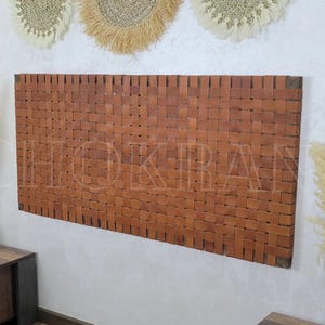 手編みモロッコレザーヘッドボード | 職人による壁装飾 | ボヘミアン風寝室アクセント | ハンドメイドレザーパネル | カスタムサイズも承ります