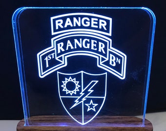 Parche del Batallón de Rangers del Ejército de EE. UU. con pestaña de Ranger y placa iluminada con el escudo de la unidad.