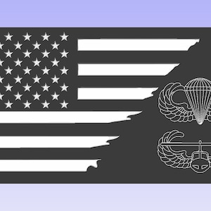Op de afbeelding: Een zwart-wit afbeelding van een beschadigde Amerikaanse vlag met een witte omtrek van een parachute en helikoptervleugels aan de rechterkant. De parachute en helikoptervleugels zijn militaire insignes.