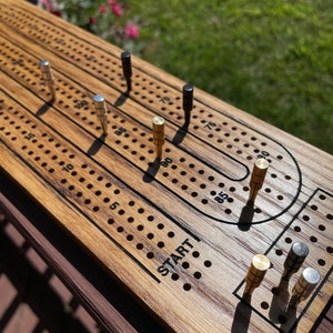 Classico tavolo da Cribbage in legno massello di quercia - Dimensioni da viaggio portatile - Completo di pioli in metallo e carte da gioco Bicycle