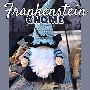 Puede incluir: Un gnomo de ganchillo con un sombrero puntiagudo azul claro con detalles cosidos en negro, una barba de piel sintética blanca, mangas negras y manos beige. El texto Frankenstein GNOME CROCHET PATTERN PATTERN BY PLUSHY FOREST @PLUSHYFOREST es visible.