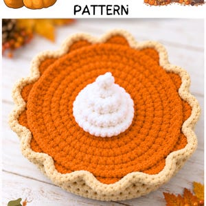 Puede incluir: Un patrón de ganchillo de tarta de calabaza con el texto Pumpkin Pie Intermediate CROCHET PATTERN. La imagen muestra una tarta redonda de ganchillo naranja con una corteza beige festoneada y un copo de nata blanca encima.