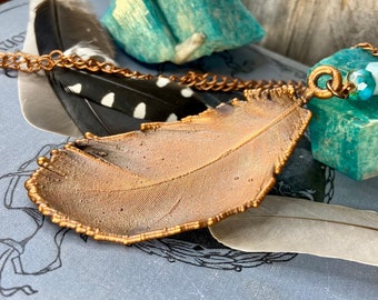 Collar con colgante electroformado de pluma de cobre