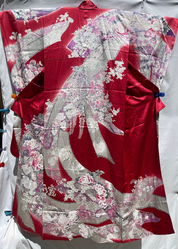 Japan red kimono w/small print florals in wht, lav