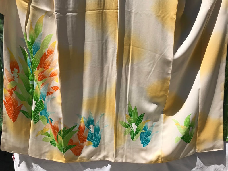 Japanese kimono, pale yellow & pale pink fabric w/printed colourful spring flowers a bit of gold embroidery excellent condition, vintage image 10