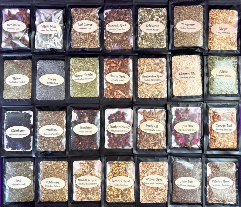 Puede incluir: Una colecci&oacute;n de veintiocho bolsas negras que contienen diversas hierbas, ra&iacute;ces y flores secas. Cada bolsa cuenta con una ventana transparente y una etiqueta beige con el nombre de la planta y sus propiedades impresas en texto negro.