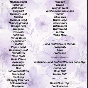 Puede incluir: Una lista de hierbas y productos bot&aacute;nicos impresa en texto negro sobre un fondo floral de color violeta claro. El texto incluye art&iacute;culos como Marjoram, Star Anise, Hand Crafted Herb Blends y Authentic Hand Crafted Witches Salts 21g.