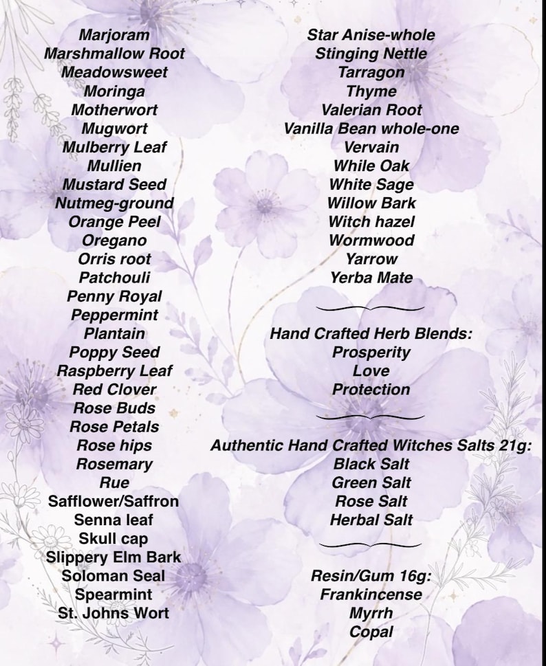 Puede incluir: Una lista de hierbas y productos bot&aacute;nicos impresa en texto negro sobre un fondo floral de color violeta claro. El texto incluye art&iacute;culos como Marjoram, Star Anise, Hand Crafted Herb Blends y Authentic Hand Crafted Witches Salts 21g.