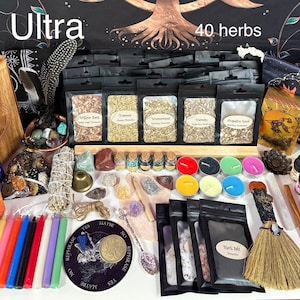 Puede incluir: Un surtido de artículos espirituales y metafísicos, que incluyen hierbas, velas, cristales y aceites esenciales. La imagen presenta una caja de madera, pequeños viales y una variedad de hierbas empaquetadas. El texto en la imagen dice "Ultra" y "40 hierbas".