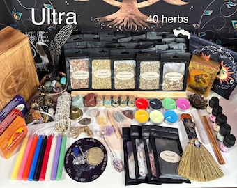 Op de afbeelding: Een assortiment spirituele en metafysische items, waaronder kruiden, kaarsen, kristallen en etherische oliën. De afbeelding toont een houten kist, kleine flesjes en een verscheidenheid aan verpakte kruiden. Tekst op de afbeelding luidt "Ultra" en "40 kruiden".