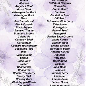 Puede incluir: Una lista de ingredientes herbales impresa en texto negro sobre un fondo floral de color violeta claro. El texto incluye nombres como Agrimony, Alfalfa, Allspice, Angelica Root, Anise Seed, Ashwagandha Root, Astragalus Root, Basil y muchos m&aacute;s.