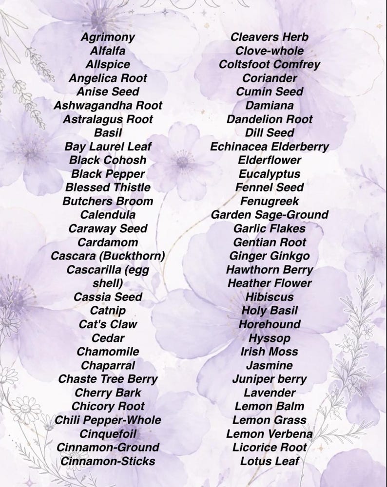 Puede incluir: Una lista de ingredientes herbales impresa en texto negro sobre un fondo floral de color violeta claro. El texto incluye nombres como Agrimony, Alfalfa, Allspice, Angelica Root, Anise Seed, Ashwagandha Root, Astragalus Root, Basil y muchos m&aacute;s.