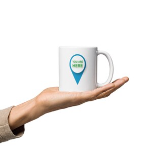 Du bist hier! Lustige Google Maps-inspirierte weiße glänzende Tasse