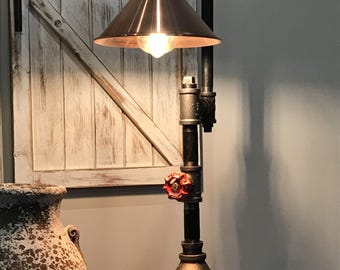 Lámpara de mesa rústica de estilo industrial con tuberías de hierro