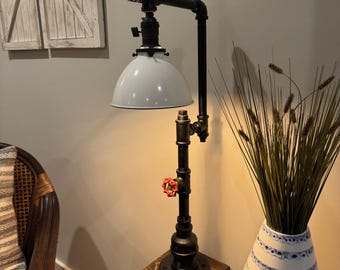Lámpara de mesa rústica de estilo industrial con tuberías de hierro