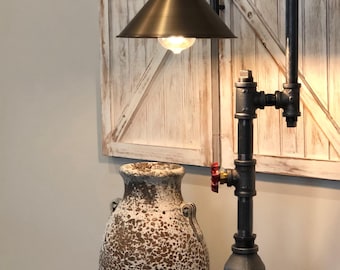 Lámpara de mesa rústica de estilo industrial con tuberías de hierro