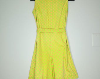 Mono vintage de los años 70 con lunares verde lima, sin mangas, con cinturón y pantalones cortos