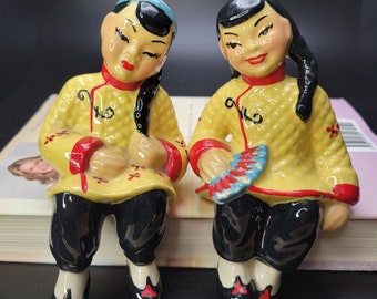 Lot de 2 ~ assistantes sur étagère « ASIAN GIRLS » Ceramic Arts Studio ~ Madison Wisconsin 1949