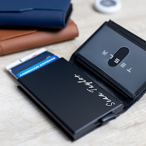Billetera personalizada para hombre, moderna billetera plegable para tarjetas con ventana para identificación, billetera delgada de cuero con protección RFID.
