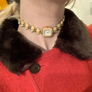 Handgemachte Choker Halskette mit Vintage Gelbe Herzen Armbanduhr von Blume Vintage