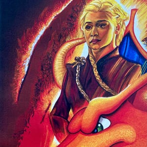 Puede incluir: Una pintura de una mujer con el pelo largo y rubio y un vestido rojo montando un gran dragón naranja. El fondo es de color naranja y amarillo fuego. El texto "GAME OF CARDS" está en la parte superior de la imagen.