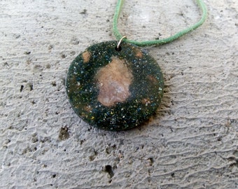 Spectacular locket with built-in natural stone