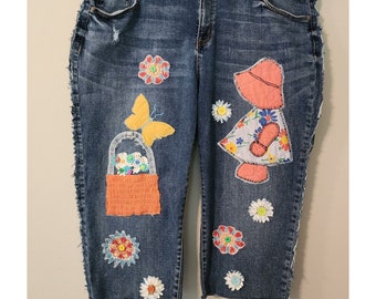 Upcycled handgemachte Patch genäht Kunst Blumen Schmetterling Korb Mädchen Puppe Distressed Blue Jeans Caprihose