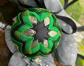 Adorno de bola inspirado en Loki