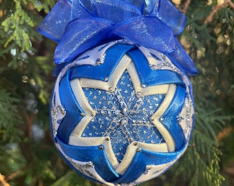 Adorno de bola de cinta acolchada con estrella plateada y azul