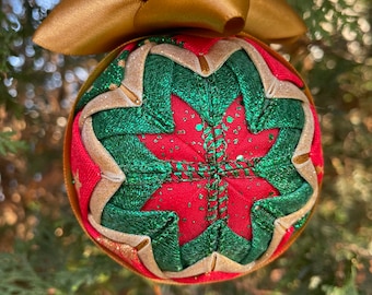 Adorno de bola de cinta acolchada navideña roja y verde