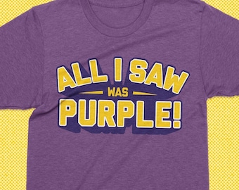 Op de afbeelding: Paars T-shirt met de tekst "All I saw was purple!" in gele letters.
