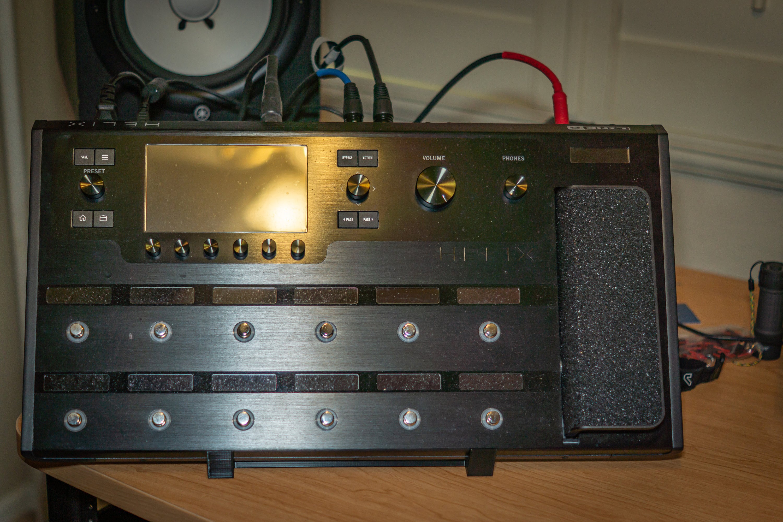 3D Printed Desk Stand (large) - Line 6 Helix, Headrush, Boss GT