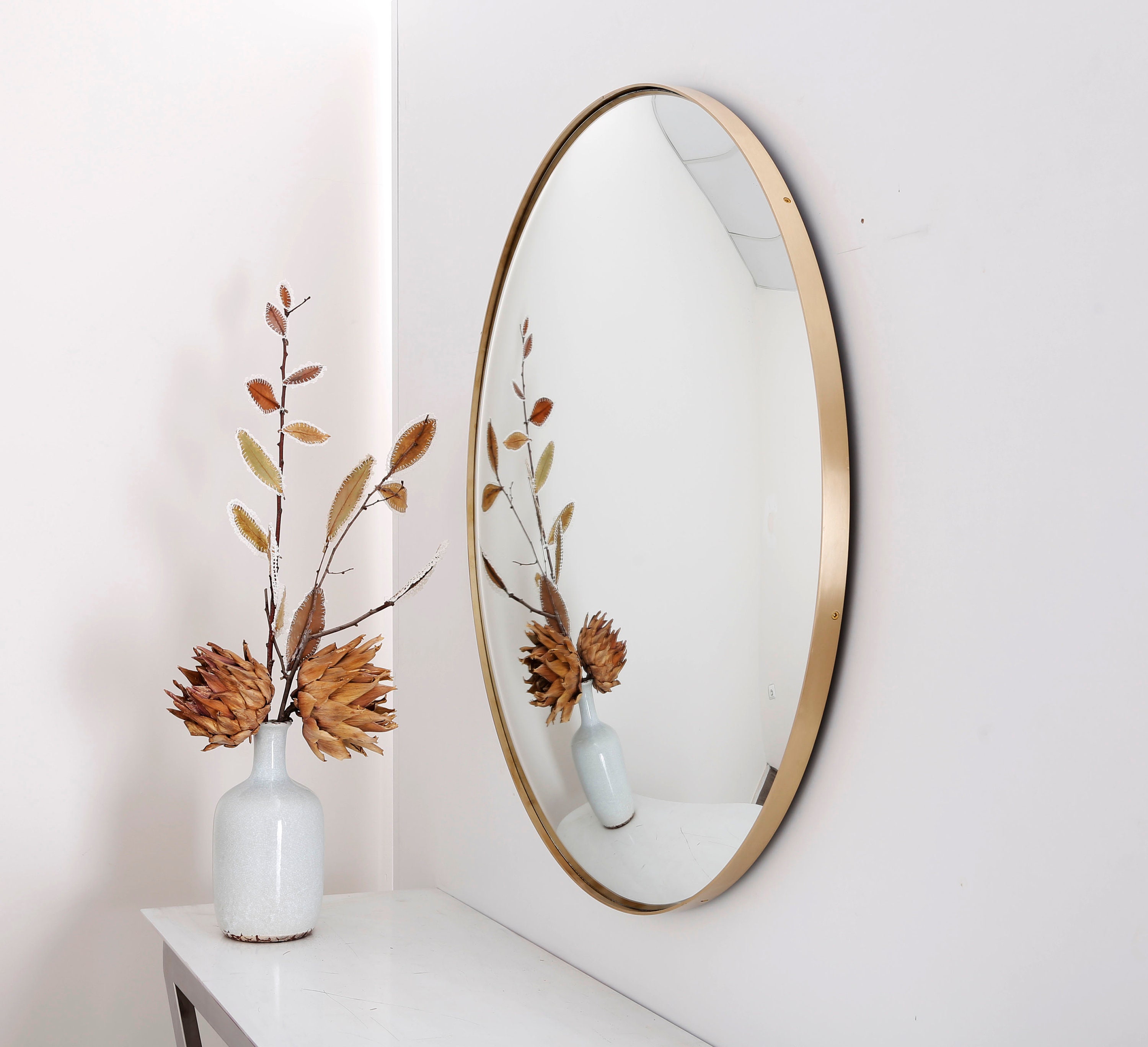 Specchio convesso argento con cornice in ottone spazzolato, realizzato a  mano, specchio da parete, arredamento Space Age, contemporaneo, specchio  curvo -  Italia