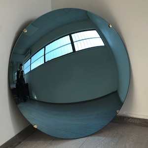 Blau getönter Konvexspiegel mit Messingclips, Hand gefertigt, Wandspiegel, getönter Spiegel, blauer Spiegel, Space Age Dekor, zeitgenössisch, Kurve Bild 1