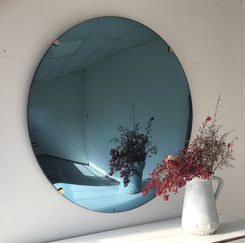 Blau getönter Konvexspiegel mit Messingclips, Hand gefertigt, Wandspiegel, getönter Spiegel, blauer Spiegel, Space Age Dekor, zeitgenössisch, Kurve Bild 6