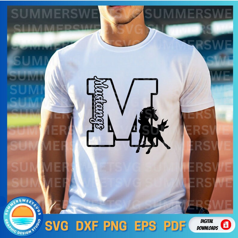 Puede incluir: Camiseta blanca con una letra M negra y una silueta de un caballo. La letra M tiene la palabra "Mustangs" escrita verticalmente dentro de ella.