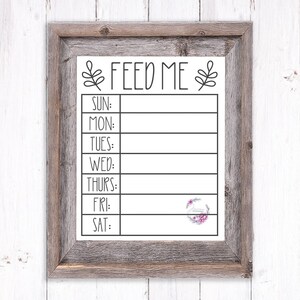 K&ouml;nnte beinhalten: Ein druckbarer schwarz-wei&szlig;er Wochenplaner f&uuml;r Mahlzeiten mit dem Text "FEED ME" und einem floralen Design. Der Planer hat f&uuml;r jeden Tag der Woche Platz, um Mahlzeiten einzutragen.