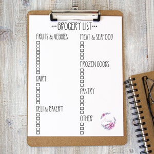 Peut inclure: Une liste de courses blanche sur un presse-papiers avec un fond en bois brun. La liste est divis&eacute;e en cat&eacute;gories&nbsp;: Fruits et l&eacute;gumes, Viandes et fruits de mer, Produits surgel&eacute;s, Produits laitiers, Charcuterie et boulangerie, Garde-manger et Autres. Chaque cat&eacute;gorie comporte une s&eacute;rie de cases &agrave; cocher vides.