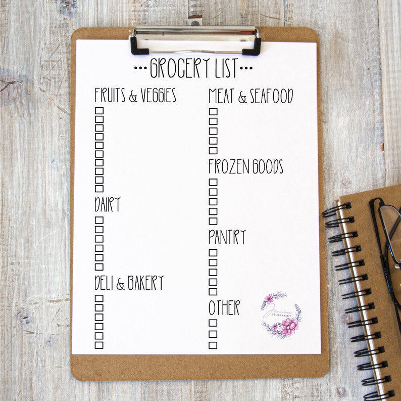 Peut inclure: Une liste de courses blanche sur un presse-papiers avec un fond en bois brun. La liste est divis&eacute;e en cat&eacute;gories&nbsp;: Fruits et l&eacute;gumes, Viandes et fruits de mer, Produits surgel&eacute;s, Produits laitiers, Charcuterie et boulangerie, Garde-manger et Autres. Chaque cat&eacute;gorie comporte une s&eacute;rie de cases &agrave; cocher vides.