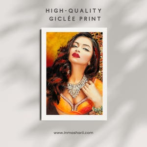 Puede incluir: Impresión giclée de una mujer con cabello oscuro y lápiz labial rojo, que lleva una blusa naranja y un collar de joyas. La impresión tiene el texto "HIGH-QUALITY GICLÉE PRINT" y la dirección del sitio web "www.inmasharii.com".