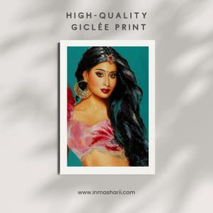 Puede incluir: Impresión giclée de alta calidad de una mujer con cabello largo y negro, top rosa y aretes dorados. La obra de arte presenta un fondo turquesa y el texto "HIGH-QUALITY GICLÉE PRINT" en la parte superior. El sitio web www.inmasharii.com está en la parte inferior.